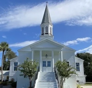 Front facing view of Isle of Palms, South Carolina's First United Methodist Church and its steeple.